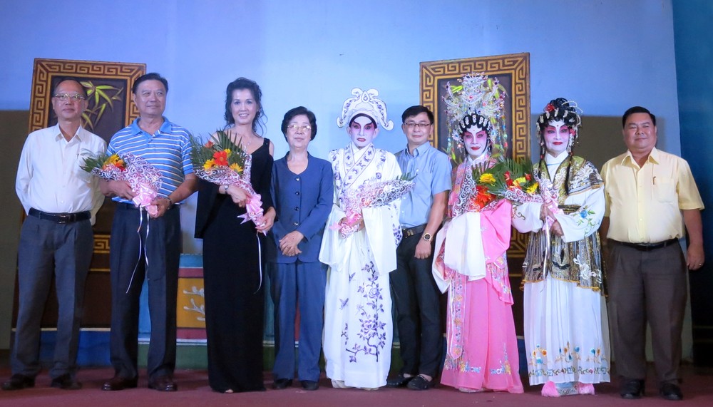 各單位代表向演出的藝人贈花祝賀。