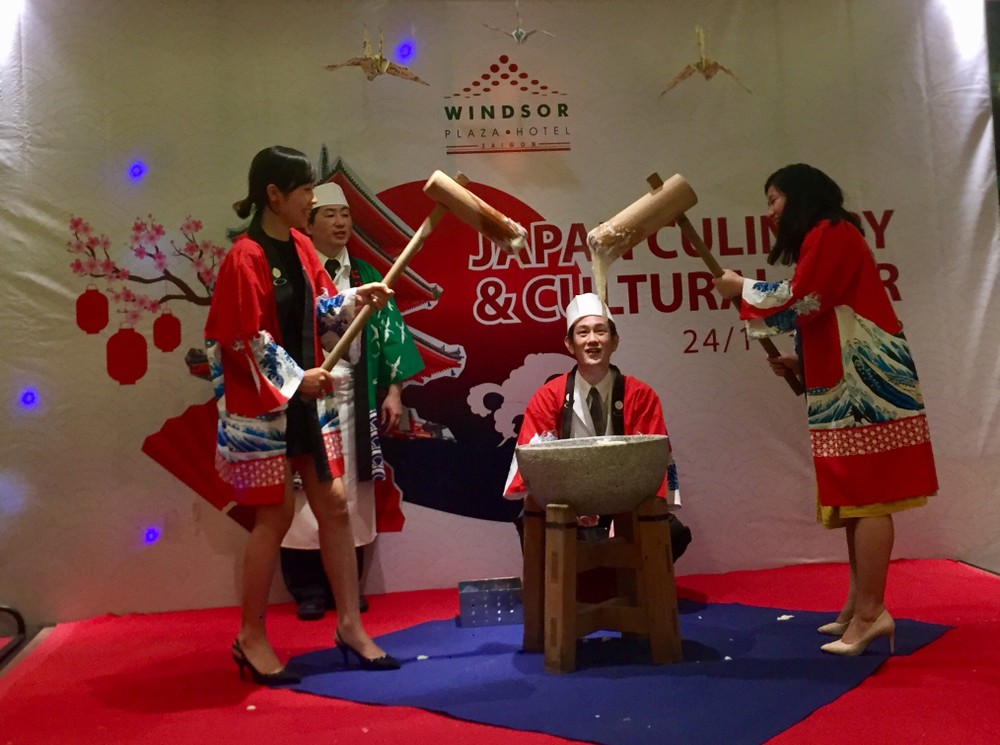 有不少食客還換上和服提起木槌學著廚師搥打在大缽中的糯米糰，並拍照留念。