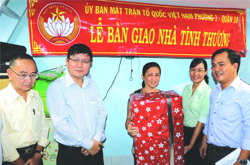 本報移交溫情屋予華人家庭。