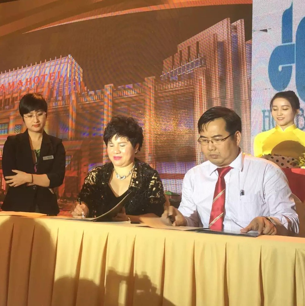 Q-MAMA公司与HD银行代表签署合作合同。