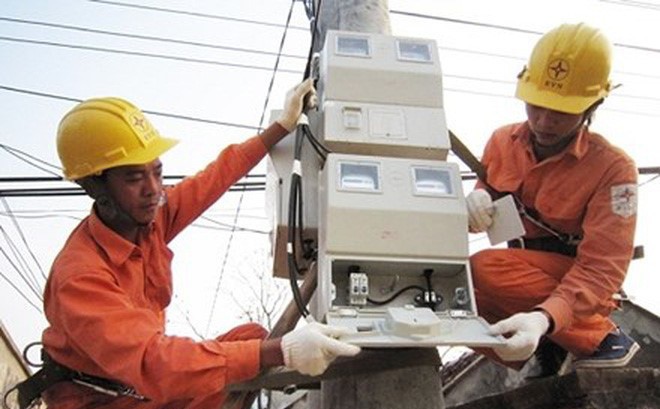 電力部門技術人員安裝電錶為民眾服務。