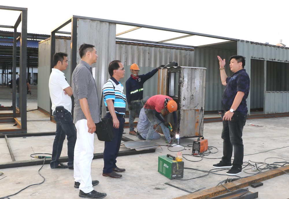 夜市管委會正監察施工現場。