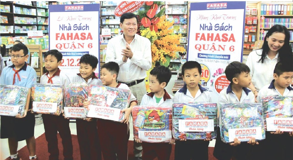 第六郡第八坊越、華貧困優秀生頒發春節禮物。