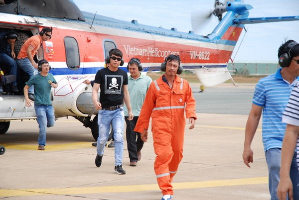 船員黎文圓(橙色衣)經照料後體康已穩定下來。