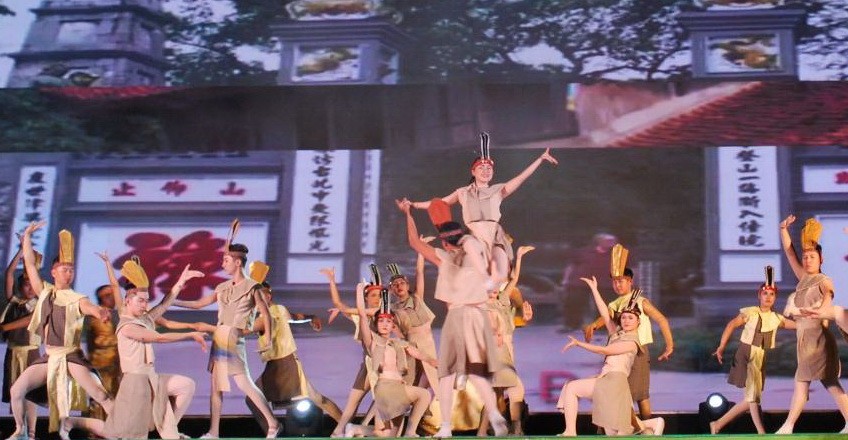 文朗公园舞台演出精彩的文艺表演节目。