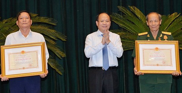 退休軍官和將領榮獲高貴勳章。