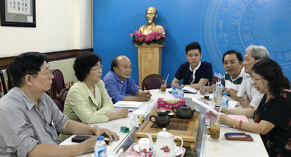 市各少數民族文學藝術協會、華文《西貢解放日報》、書法會和義安會館代表，昨(5)日上午商討有關籌辦2018戊戌年“慈善揮春”活動。