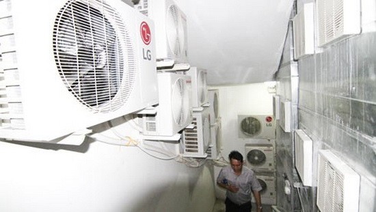 家酒店放置各種物件阻礙了脫險出口處。