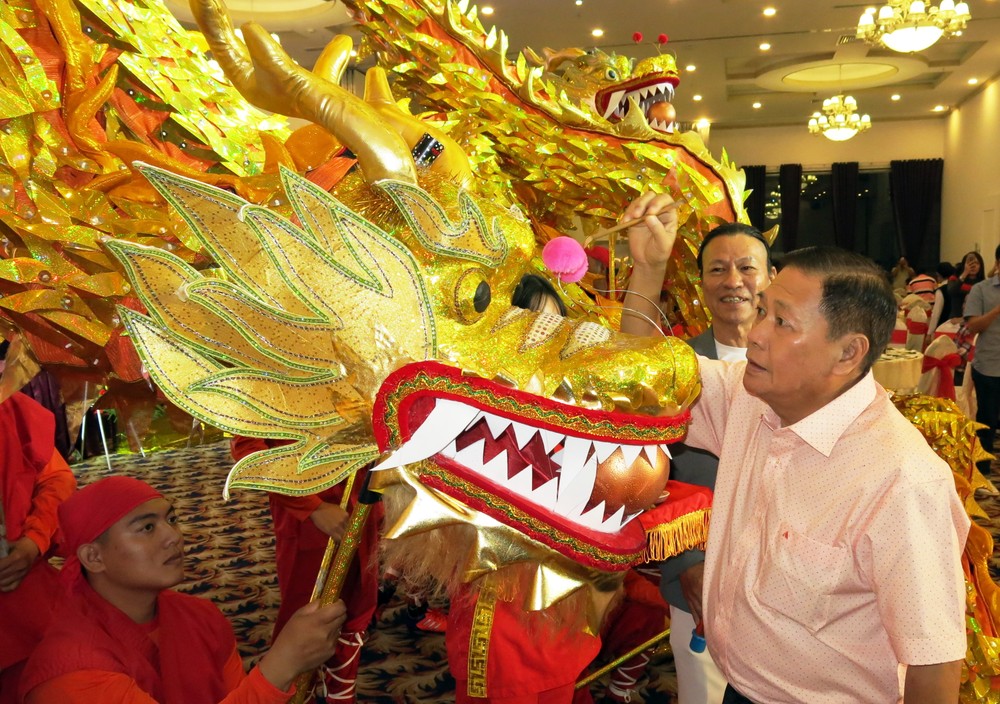 理事長陳子暉為送出的金龍點睛開光。