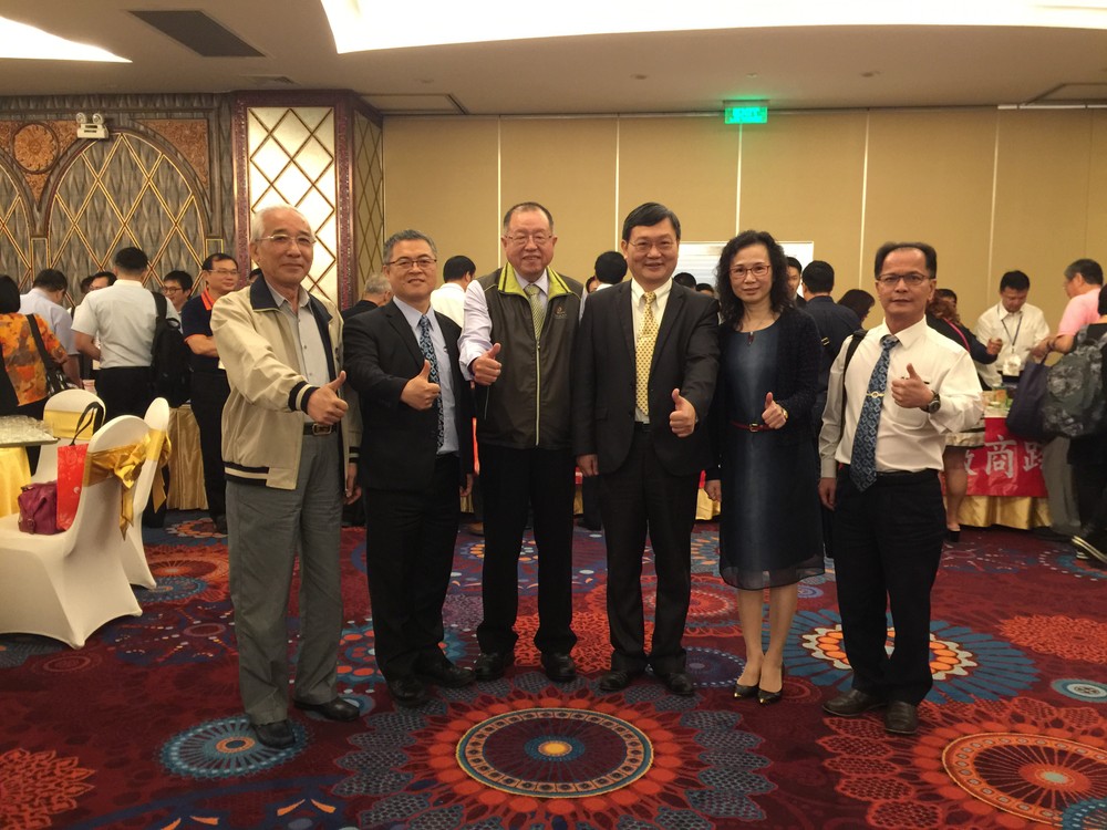 梁光中處長(右三)與台灣企業在交流會上合影。