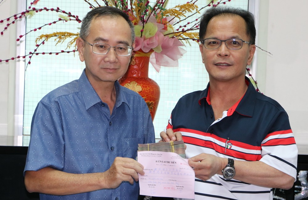 范興主任接受鄭文忠會長捐款。