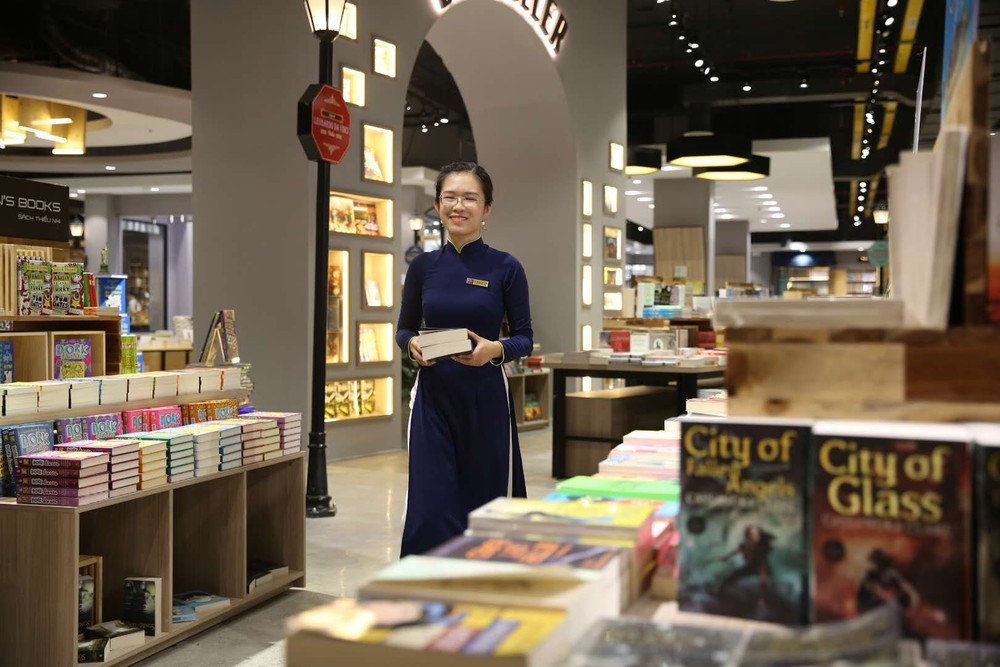 歐洲書城室內裝潢現代和美觀。