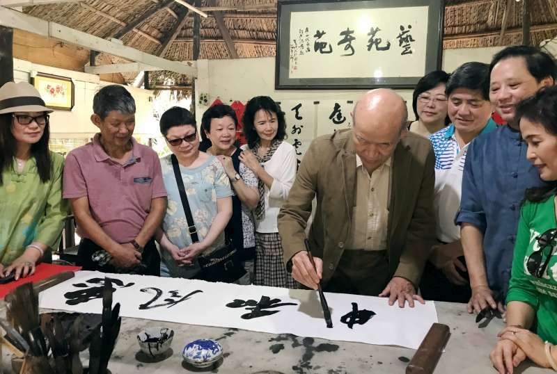 李貞吉書畫家正即席揮毫。