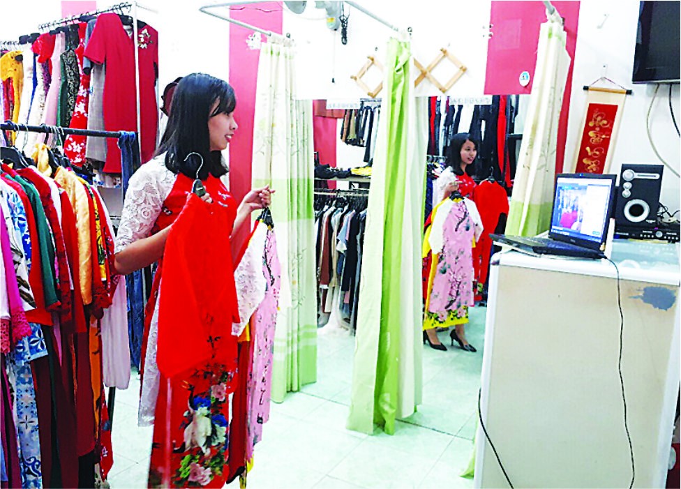 玉蓉正在某家服裝店現場直播推介新款長衫。