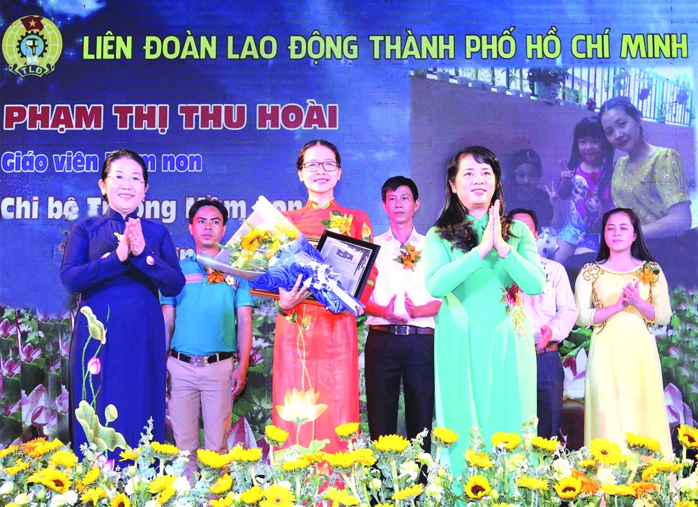 市領導向黨員模範頒發獎狀。