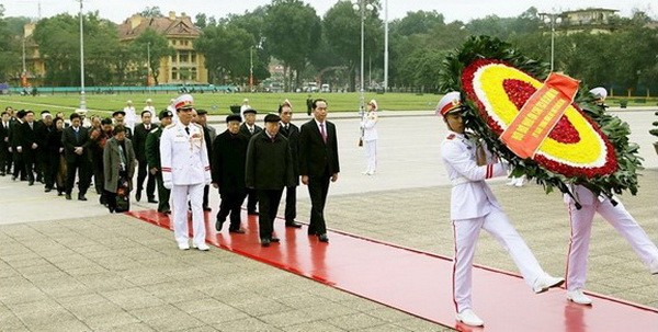 黨政領導晉謁胡志明主席陵。