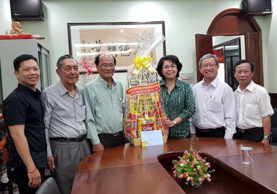 溫陵會館理事接待市祖國陣線委員會代表團。