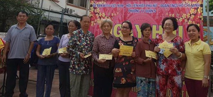 向各貧困戶贈送購物券。