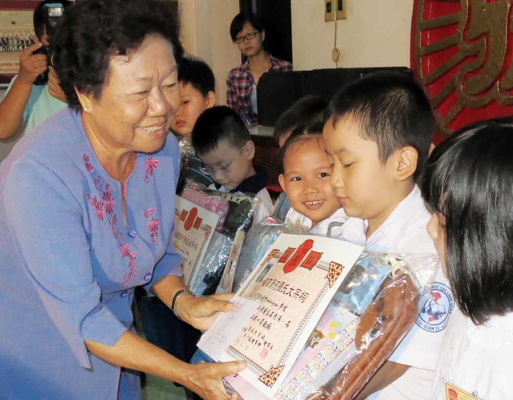 李金梅向優秀生頒獎。
