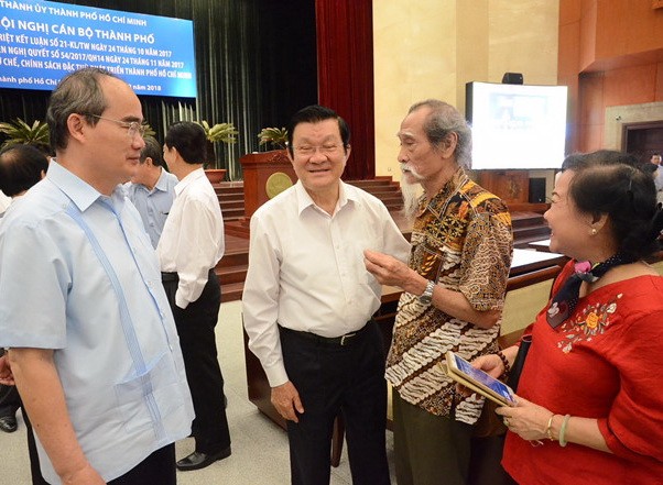 原國家主席張晉創(左二)和市委書記阮善仁(左一)與各代表交流。