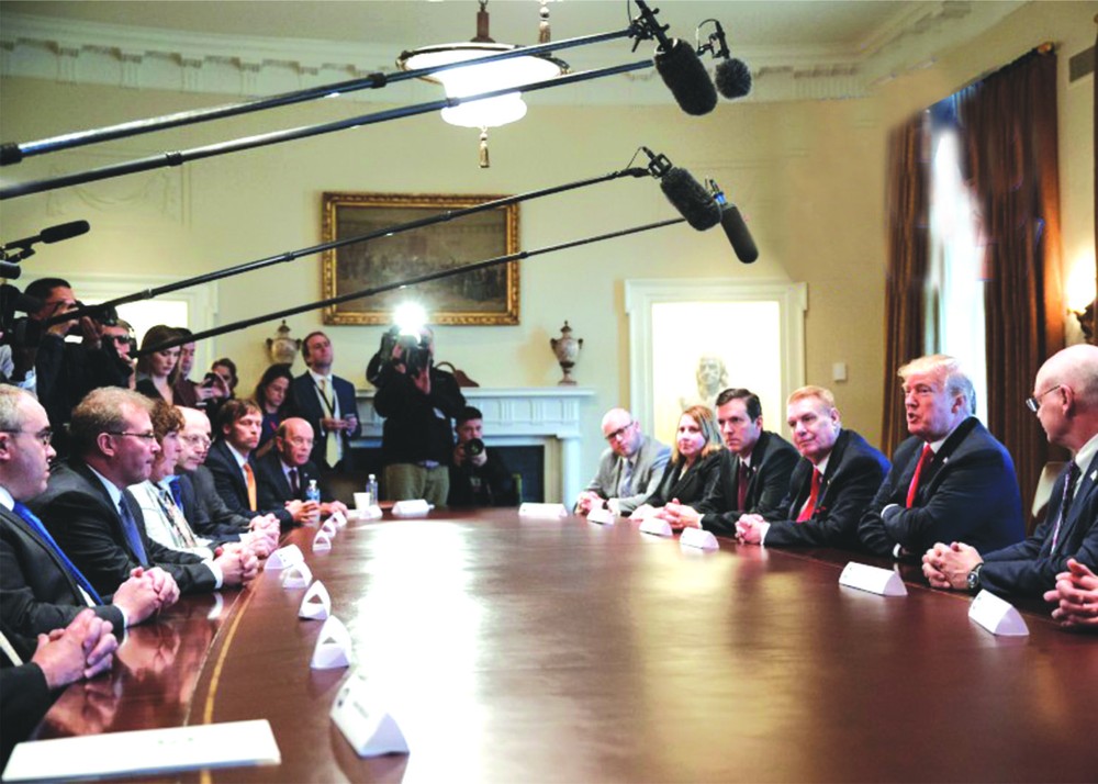 特朗普（右二）向主要鋼鋁生產商透露，將下令對入口鋼材和鋁材實施關稅。