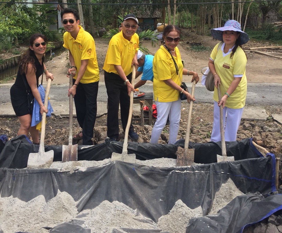 響應薄寮省佛教慈善會、鴻民縣寧盛利A鄉樓房1邑領導的籲請，本市貧窮病人輔助會真心分會主席陳文秋、丹麥華僑劉先禮先生同家人於日前赴該鄉舉行便民橋動工儀式