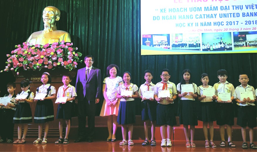 本市清貧學子獲頒贈助學金。