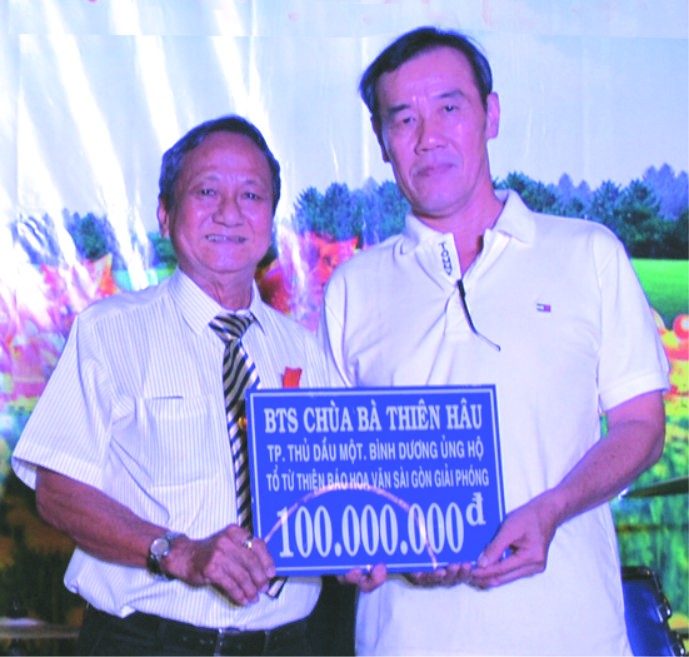 　　該宮理事長王永勝(左)向本報社 會時事組長徐國樑轉交善款。