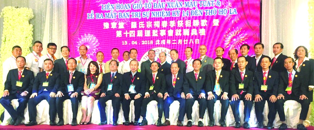 羅氏宗祠理監事與國外羅氏宗親合照。