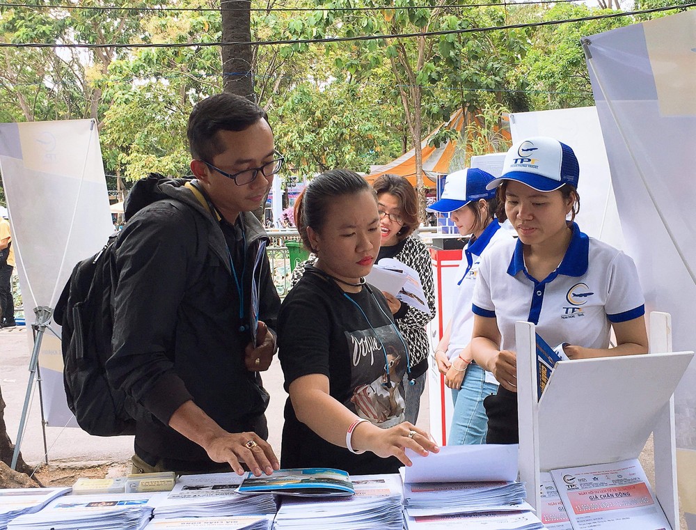 遊客參觀順捷旅行社的展位。
