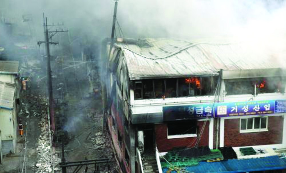 韓國首爾以西一家化工廠發生火災，整個區域被濃煙覆蓋