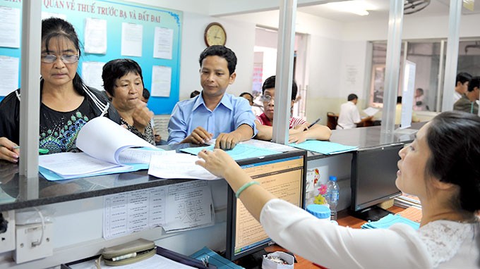 企業正在辦理房地產註冊手續。