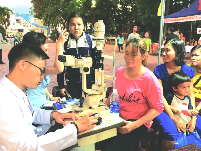 眼科醫生給少數民族同胞檢查視力。