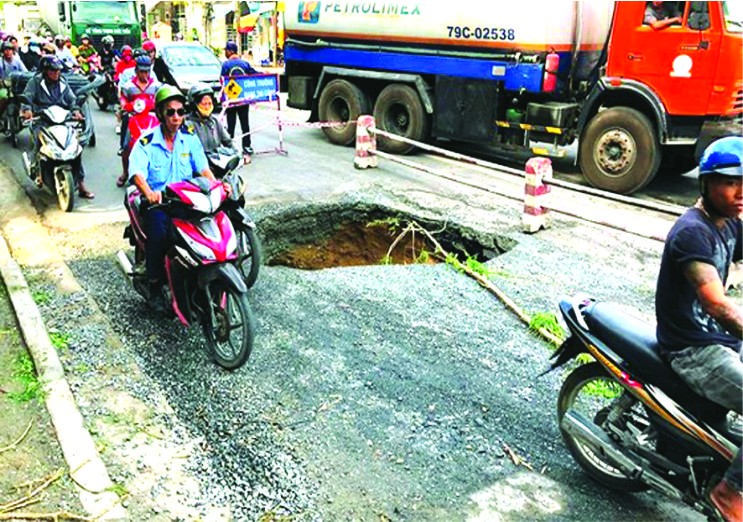 眾多路人驚訝發現位於慶和省芽莊市的黎鴻鋒街出現了1個大坑。