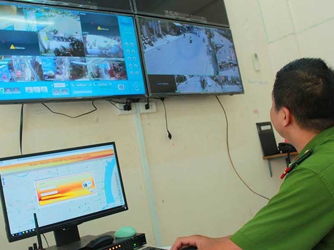 范伍老坊公安觀察在西人區攝像系統輸送來的錄像。