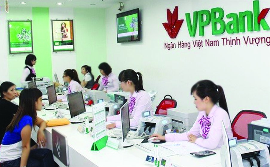 市民在銀行交易。