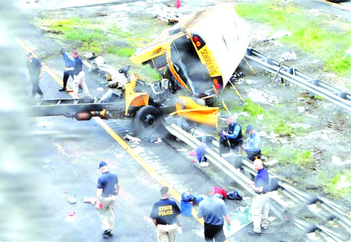 校車打側躺臥在路邊。