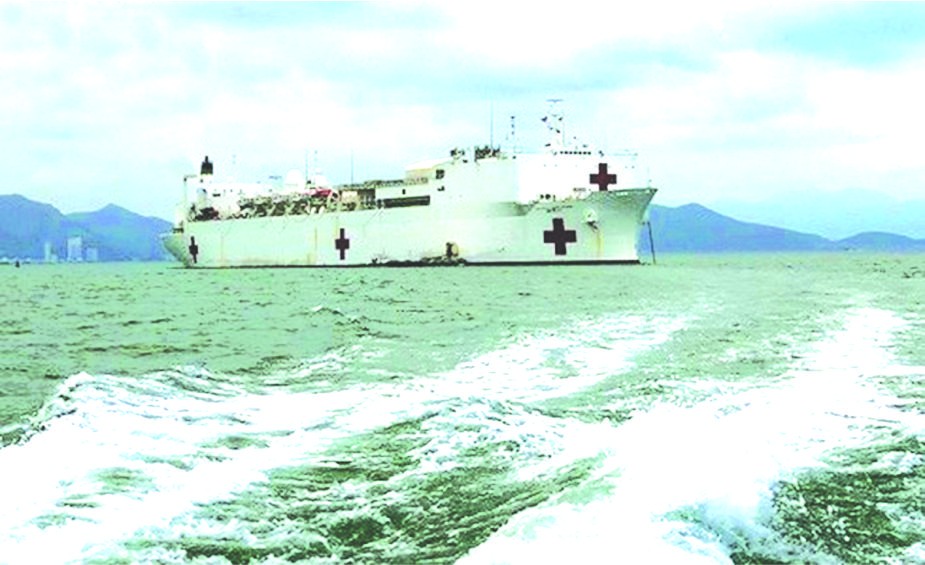 美國仁慈號醫療艦抵達芽莊