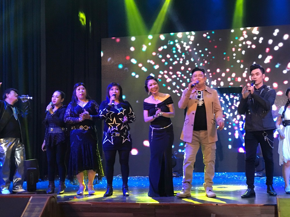 蔡榮演唱會成功演出 ảnh 1