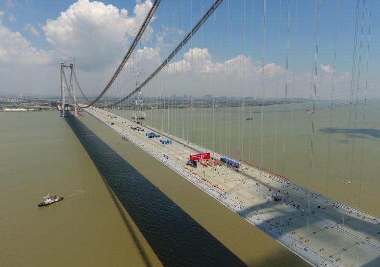 世界第一跨徑鋼箱樑懸索橋合龍