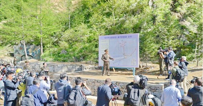 朝方人士向各國記者團介紹核試驗場拆除方式。