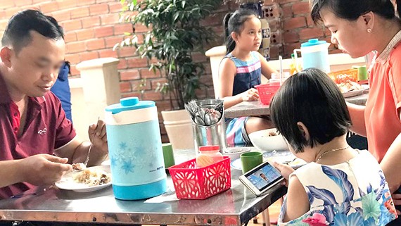 家長需要為孩子們裝備上網自我防 衛技能。