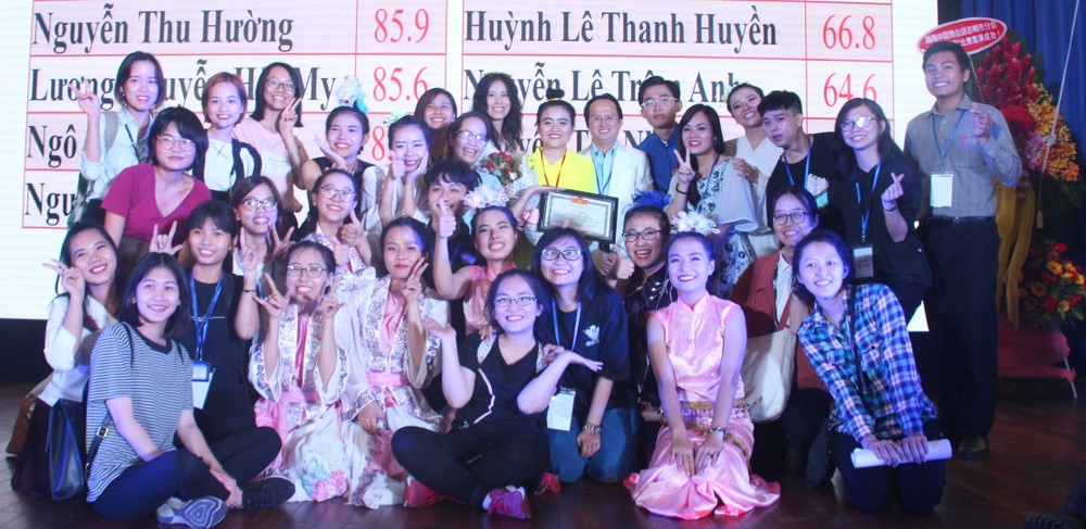 參賽學生與老師合照。