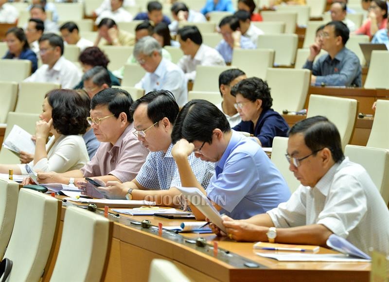 國會代表在會場對有關《規劃法各相關法律若干條文修訂與補充法》草案進行討論。（圖源：QUOCHOI.VN）