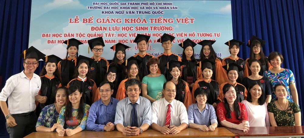 學系主任及老師們與應屆留學生合照。