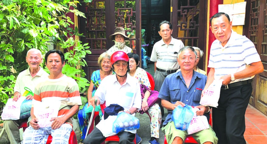 第五郡福建二府會館昨(15)日上午向各位福建高齡鄉親和孤寡長者贈送端午節福建肉粽。