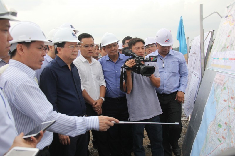 政府副總理鄭廷勇（左二）檢查忠良－美順高速項目進度。