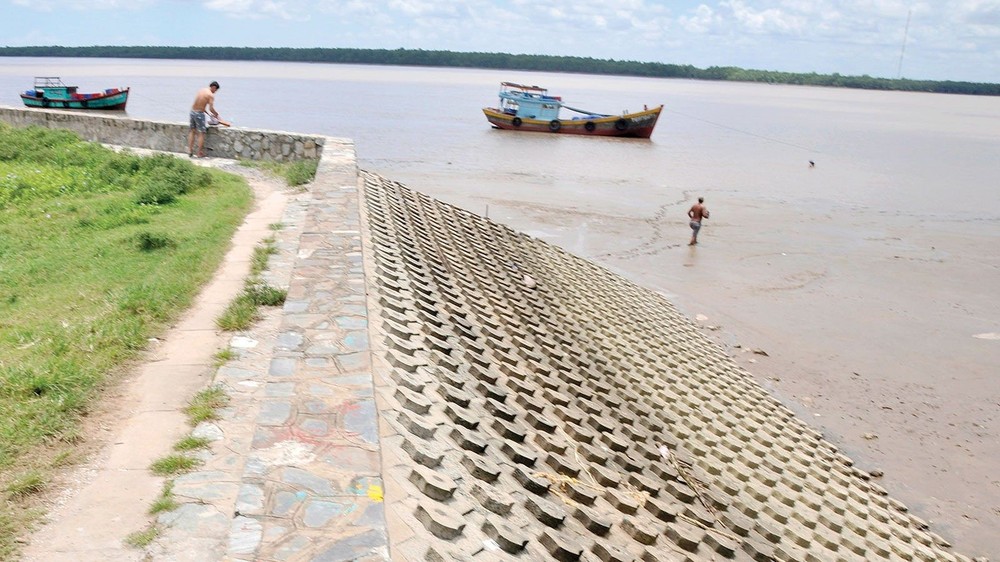 前江省新成海的防洪堤。