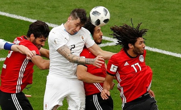 Gimenez(白衣)頭槌進球。