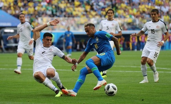 內馬爾（藍衣）被貼身防守。